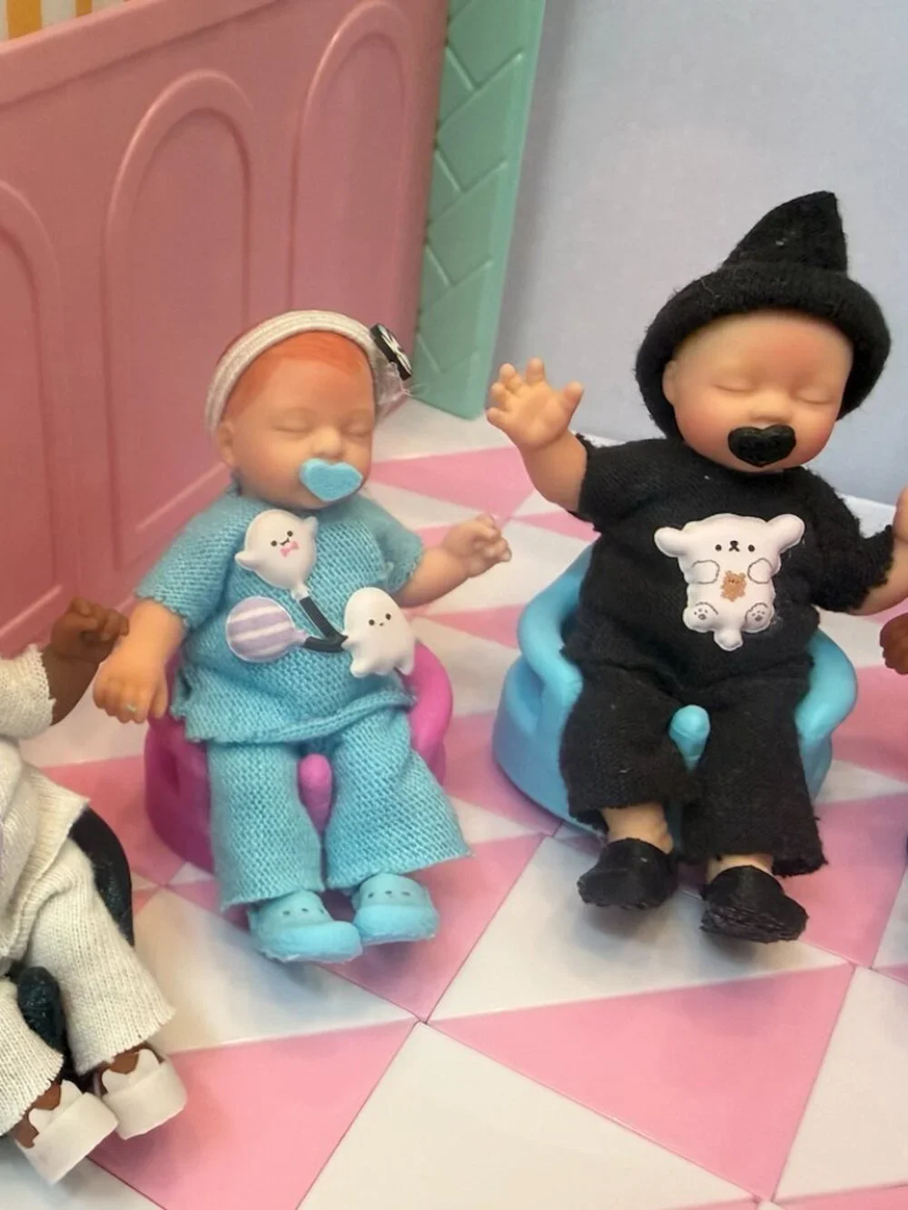Bumbo Baby Seat for Mini Dolls | Mini ZURU Accessory - Set of 2 Black Color